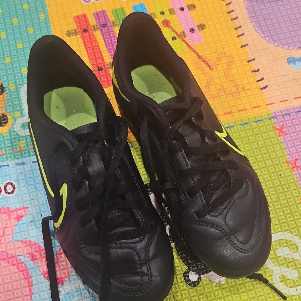 EUC Sz 1.5 Nike Jr. Tiempo Legend 9 Club' Multi-Ground Low-Top Soccer Cleats